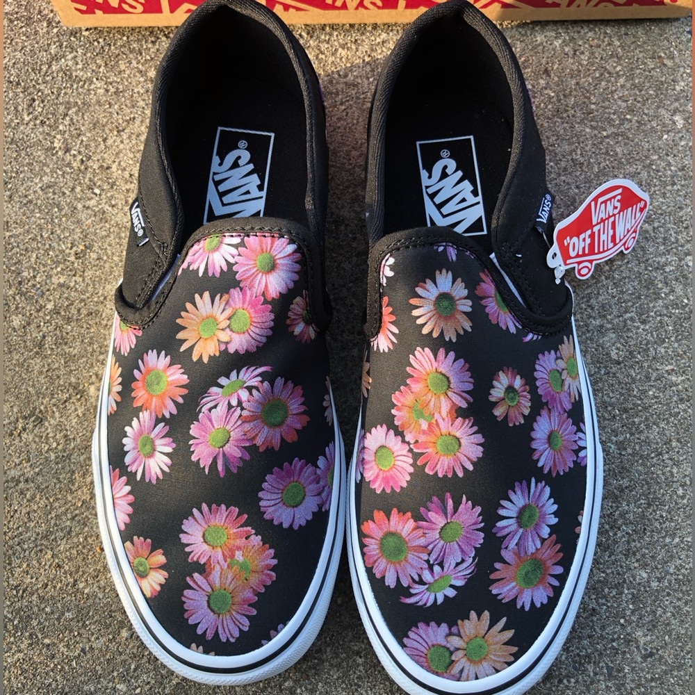 NWT Vans Woman size 8.  Flower canvas shoes.  Perfect for summer.
